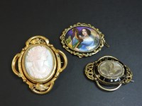 Lot 37 - A Victorian rolled gold shell cameo swivel brooch