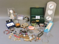 Lot 183 - Assorted costume jewellery