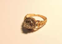 Lot 140 - An 18ct gold diamond cluster ring