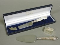 Lot 378 - A modern boxed cheese knife