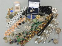 Lot 64 - A quantity of costume jewellery