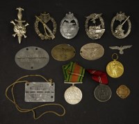 Lot 99 - Fourteen items of militaria