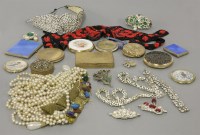 Lot 1009 - A collection of costume jewellery