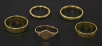 Lot 84 - Three 18ct gold wedding rings