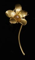 Lot 87 - An Edwardian diamond set flower brooch