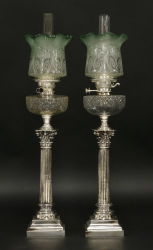 Lot 118 - A pair of oil lamps