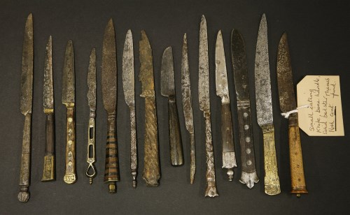 Lot 18 - Fourteen small knives