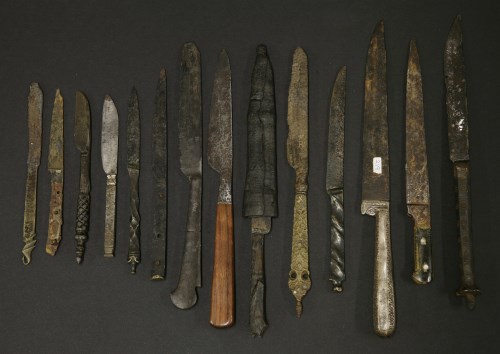 Lot 19 - Fourteen small knives