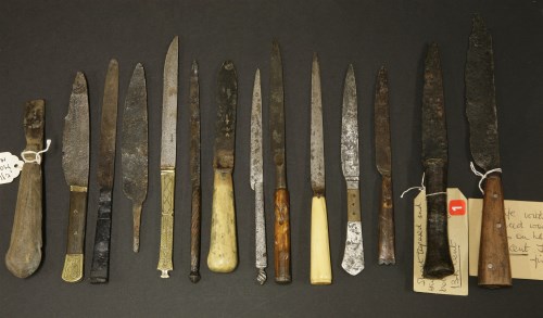 Lot 20 - Thirteen knives and a blade