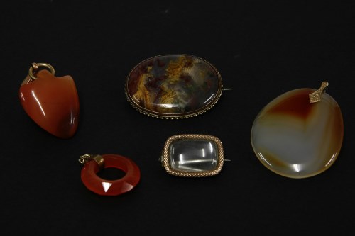 Lot 247 - A gold cased agate shield fob (jump ring hallmarked 9ct gold)