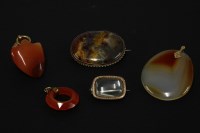 Lot 247 - A gold cased agate shield fob (jump ring hallmarked 9ct gold)
