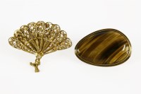 Lot 209 - A 9ct gold mounted tiger's eye brooch/pendant