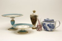 Lot 586 - A collection of ceramics