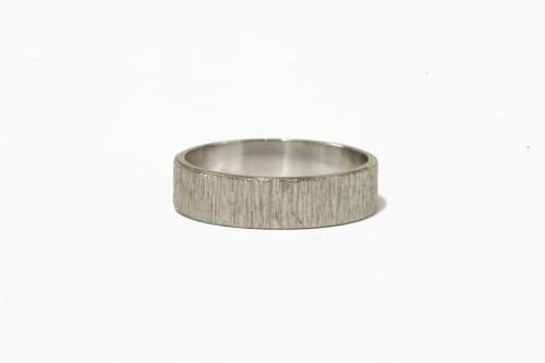 Lot 21 - An 18ct white gold bark textured wedding ring
