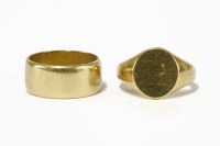 Lot 9 - An 18ct gold wedding ring