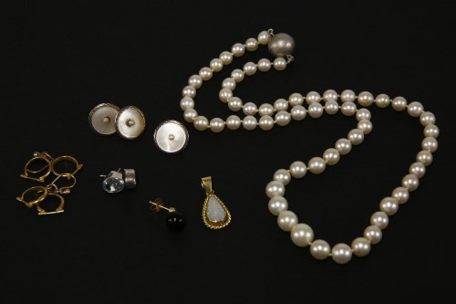 Lot 47 - A single row graduating cultured pearl necklace with magnetic clasp