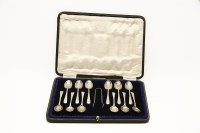 Lot 74 - A cased set of twelve silver teaspoons and tongs