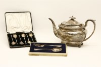 Lot 121 - A Georgian silver teapot