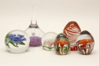 Lot 370 - A quantity of modern glass paperweights