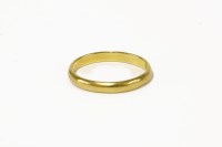 Lot 22 - A 22ct gold wedding ring