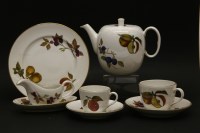 Lot 282 - A quantity of Royal Worcester 'Evesham' pattern dinner wares