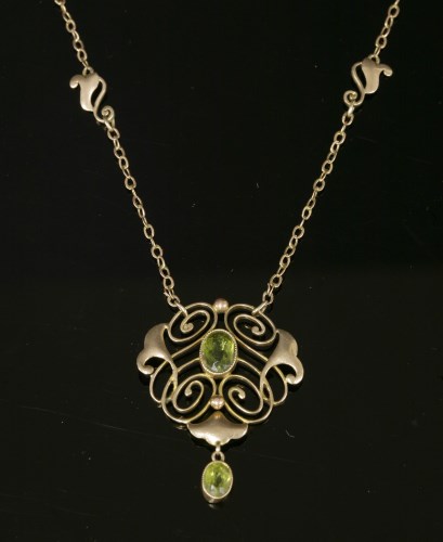 Lot 107 - An Art Nouveau gold peridot pendant