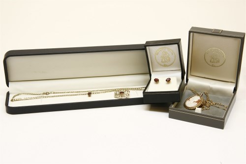 Lot 70 - A 9ct gold single stone oval cut garnet brooch