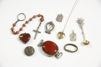 Lot 45 - A collection of jewellery to include a gold heart shaped locket