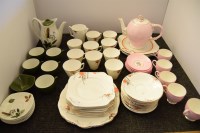 Lot 301 - A quantity of Art Deco paragon tea china