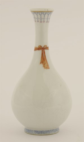 Lot 122 - A Chinese vase