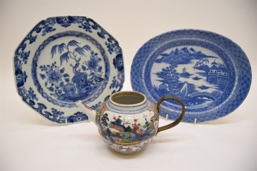 Lot 199 - An 18th century Chinese blue and white octagonal  plate
