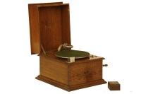 Lot 388 - An oak cased gramophone