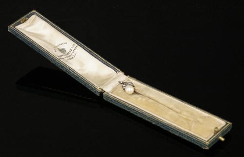 Lot 141 - A cased Victorian pearl and diamond stick pin