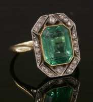 Lot 131 - An Art Deco green paste and diamond cluster ring