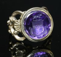Lot 9 - A gold mounted intaglio engraved amethyst seal