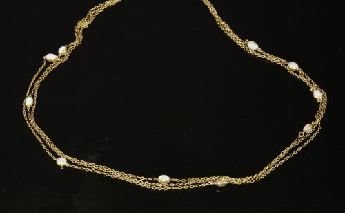 Lot 53 - An Edwardian gold cabochon opal set long chain