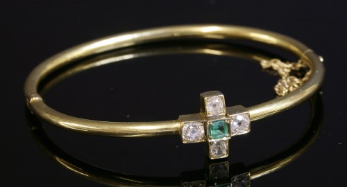 Lot 74 - An Edwardian emerald and diamond cinquefoil cluster bangle