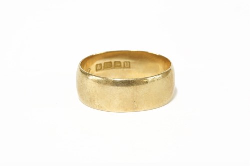 Lot 19 - An 18ct gold wedding ring
7.91g