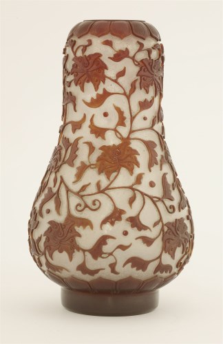 Lot 207 - An overlay Peking glass vase