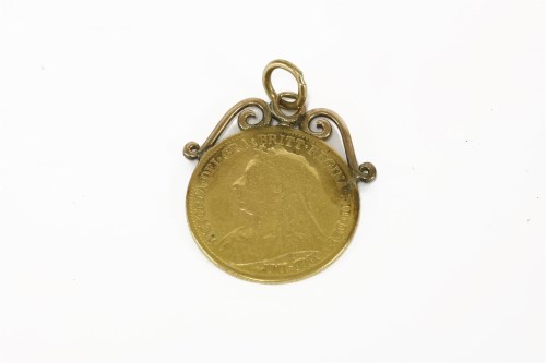 Lot 45 - A 1900 sovereign on a soldered bale