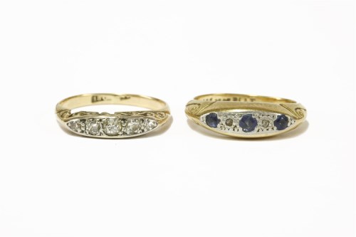 Lot 27 - A gold sapphire and diamond five stone graduated boat shaped ring