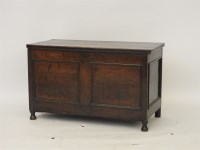 Lot 557 - An oak coffer