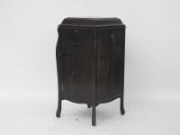 Lot 555 - A large oak cased floor standing cabinet gramophone