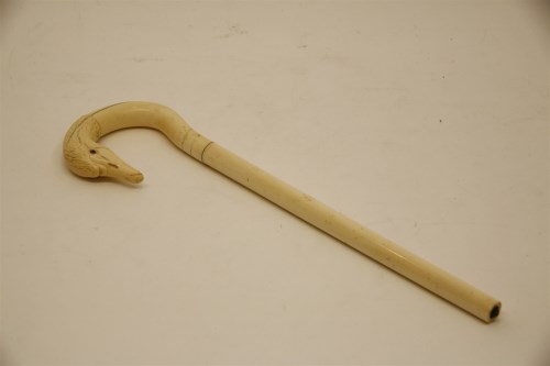 Lot 80 - An early 20th century carved ivory swan's head parasol handle