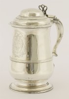 Lot 574 - A George III silver tankard and cover
