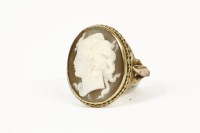 Lot 1032 - A gold shell cameo ring