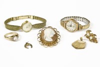 Lot 1072 - A collection of jewellery to include a 9ct gold shell cameo brooch