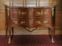 Lot 123 - A Louis XV serpentine kingwood commode