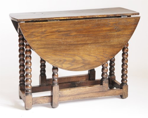 Lot 186 - An oak gateleg table