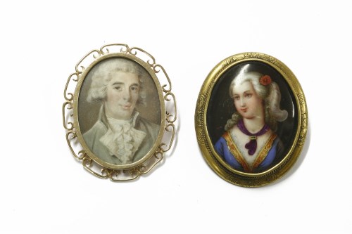 Lot 1043 - A painted miniature portrait of a 19th century gentleman in a gold brooch mount (tested as approximately 9ct gold)